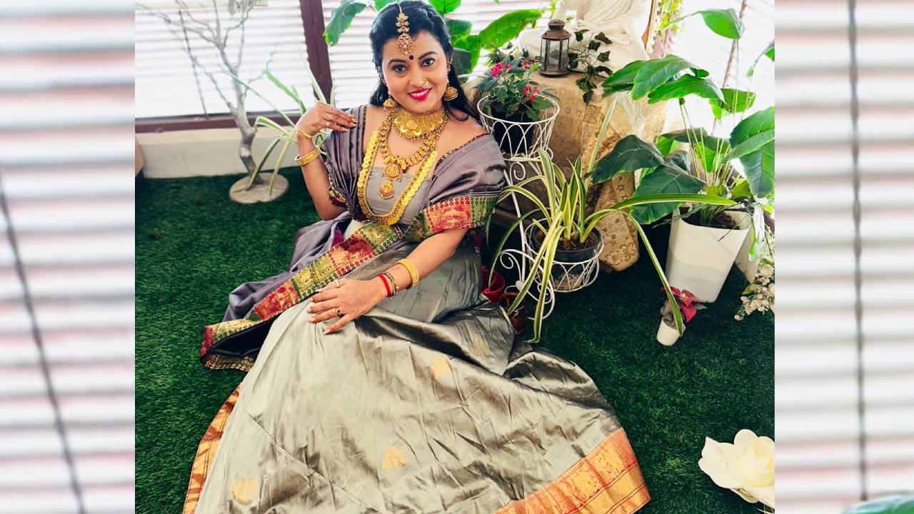 Navaratri Grey Colour Tips 2025: ಬೂದು ಬಣ್ಣದಲ್ಲೂ ಬ್ಯೂಟಿಫುಲ್ ಆಗಿ ಕಾಣಿಸಿಕೊಳ್ಳಿ - Image 4