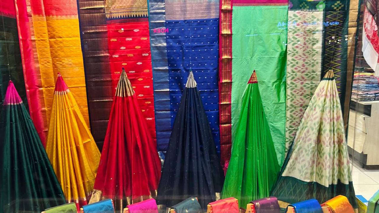 Navaratri Saree Shopping 2025: ನವರಾತ್ರಿಗೆ ಸೀರೆ ಶಾಪಿಂಗ್ ಮಾಡುವವರಿಗೆ ಇಲ್ಲಿದೆ 5 ಸಿಂಪಲ್ ಟಿಪ್ಸ್ - Image 2