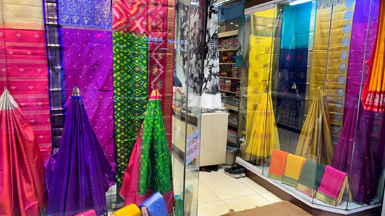 Navaratri Saree Shopping 2025: ನವರಾತ್ರಿಗೆ ಸೀರೆ ಶಾಪಿಂಗ್ ಮಾಡುವವರಿಗೆ ಇಲ್ಲಿದೆ 5 ಸಿಂಪಲ್ ಟಿಪ್ಸ್ - Image 4