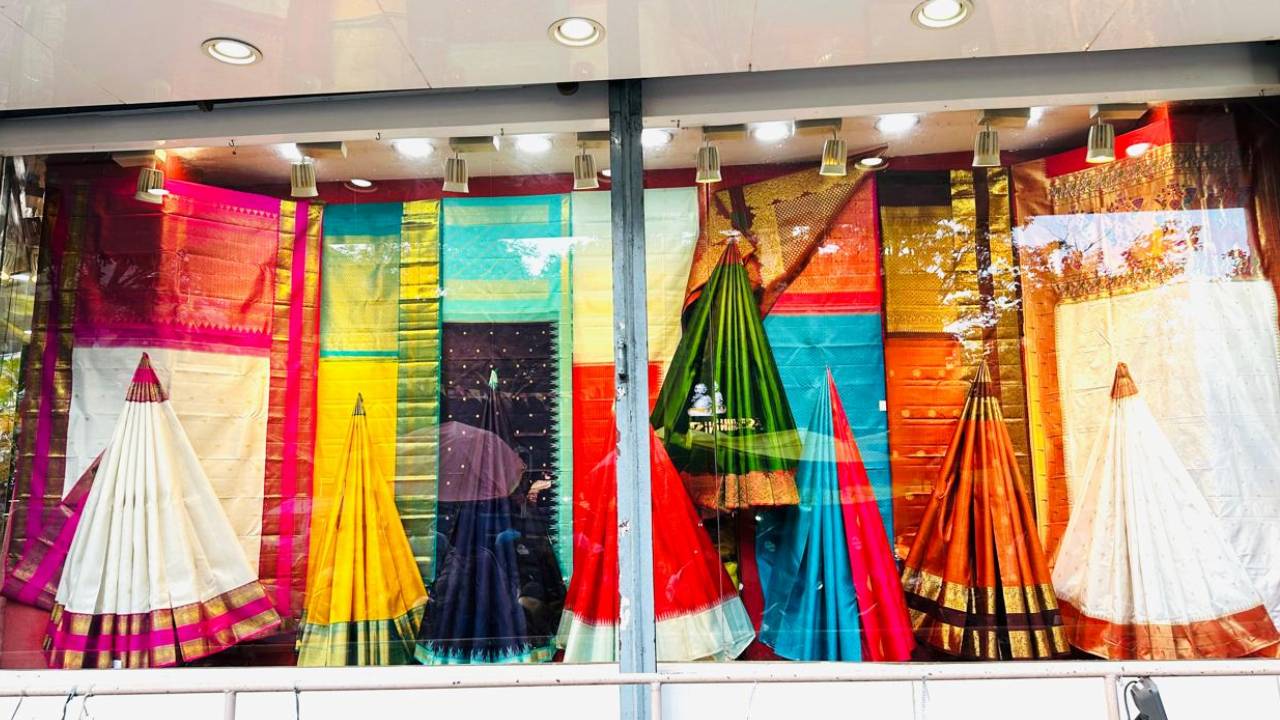 Navaratri Saree Trend 2025: ಎಲ್ಲೆಡೆ ಹೆಚ್ಚಾಯ್ತು ನವರಂಗಿನ ಸೀರೆಗಳ ಖರೀದಿ