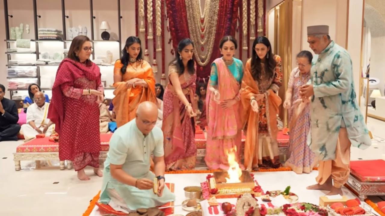 Neetha Ambani: ಸ್ವದೇಶ್ನ ಮಧುರೈ ಟ್ರೆಡಿಷನಲ್ ಸೀರೆಯಲ್ಲಿ ಮಿಂಚಿದ ನೀತಾ ಅಂಬಾನಿ - Image 1