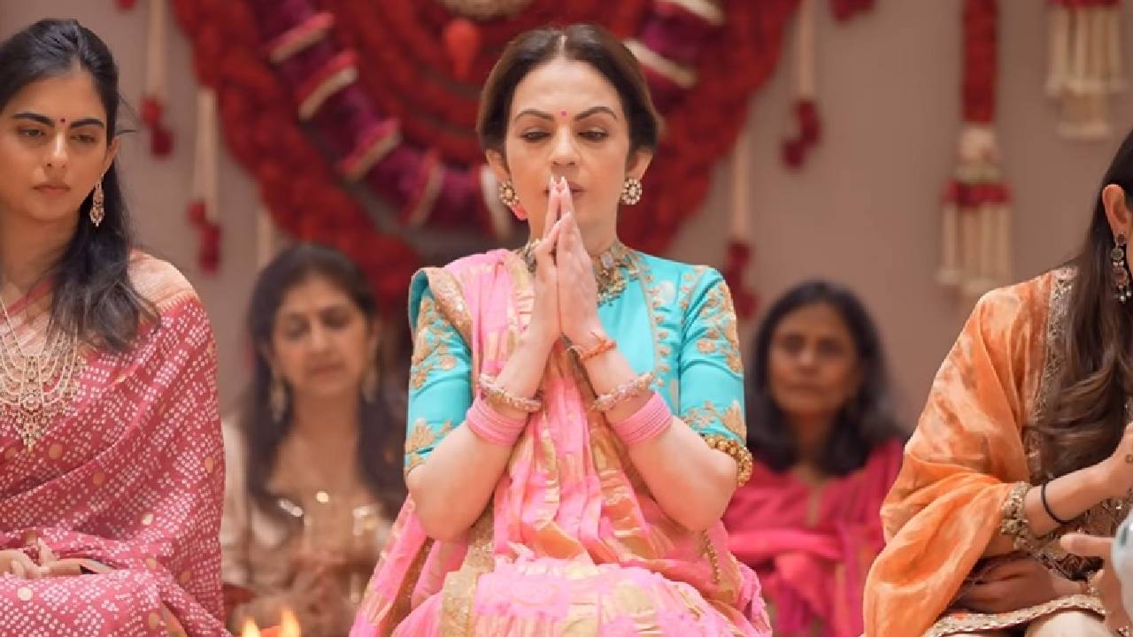 Neetha Ambani: ಸ್ವದೇಶ್ನ ಮಧುರೈ ಟ್ರೆಡಿಷನಲ್ ಸೀರೆಯಲ್ಲಿ ಮಿಂಚಿದ ನೀತಾ ಅಂಬಾನಿ - Image 2