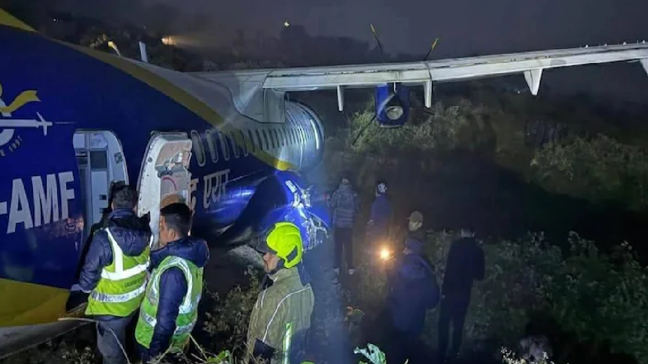 ರನ್‌ ವೇಯಿಂದ ಜಾರಿದ  55 ಜನರನ್ನು ಹೊತ್ತೊಯ್ಯುತ್ತಿದ್ದ ವಿಮಾನ