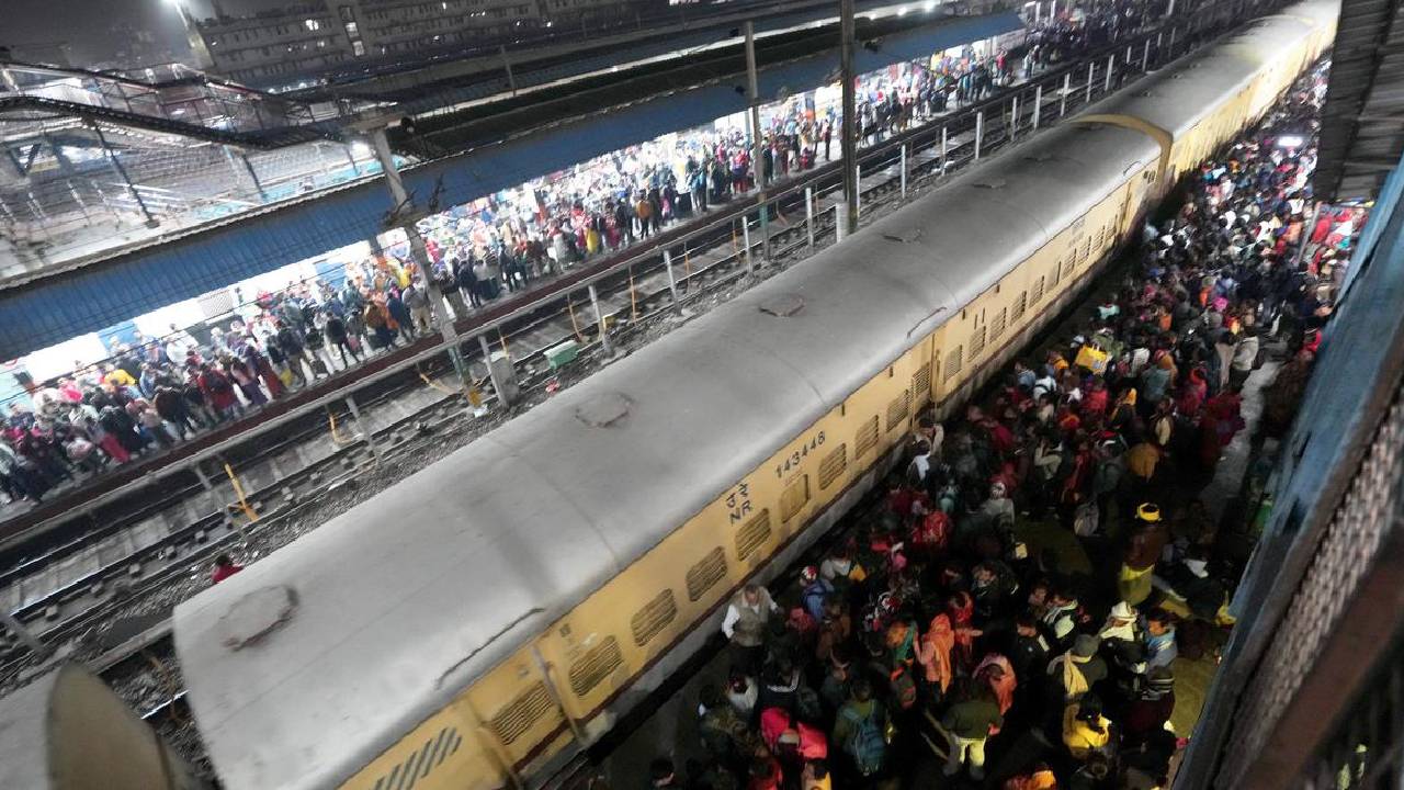 Major Stampedes This Year: ಕರ್ನಾಟಕ, ಆಂಧ್ರ ಪ್ರದೇಶ, ಉತ್ತರ ಪ್ರದೇಶ; ಈ ವರ್ಷ ದೇಶದಲ್ಲಿ ಸಂಭವಿಸಿದ ಪ್ರಮುಖ ಕಾಲ್ತುಳಿತ ದುರಂತಗಳಿವು - Image 4