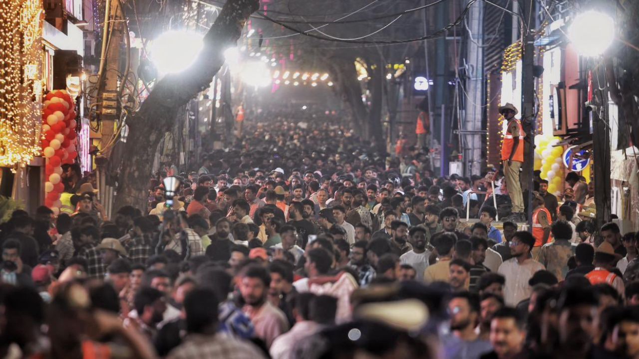 ಅದ್ಧೂರಿಯಾಗಿ ಹೊಸ ವರ್ಷ ಸ್ವಾಗತಿಸಿದ ಬೆಂಗಳೂರಿಗರು; ಪಟಾಕಿ ಸಿಡಿಸಿ ಸಂಭ್ರಮ