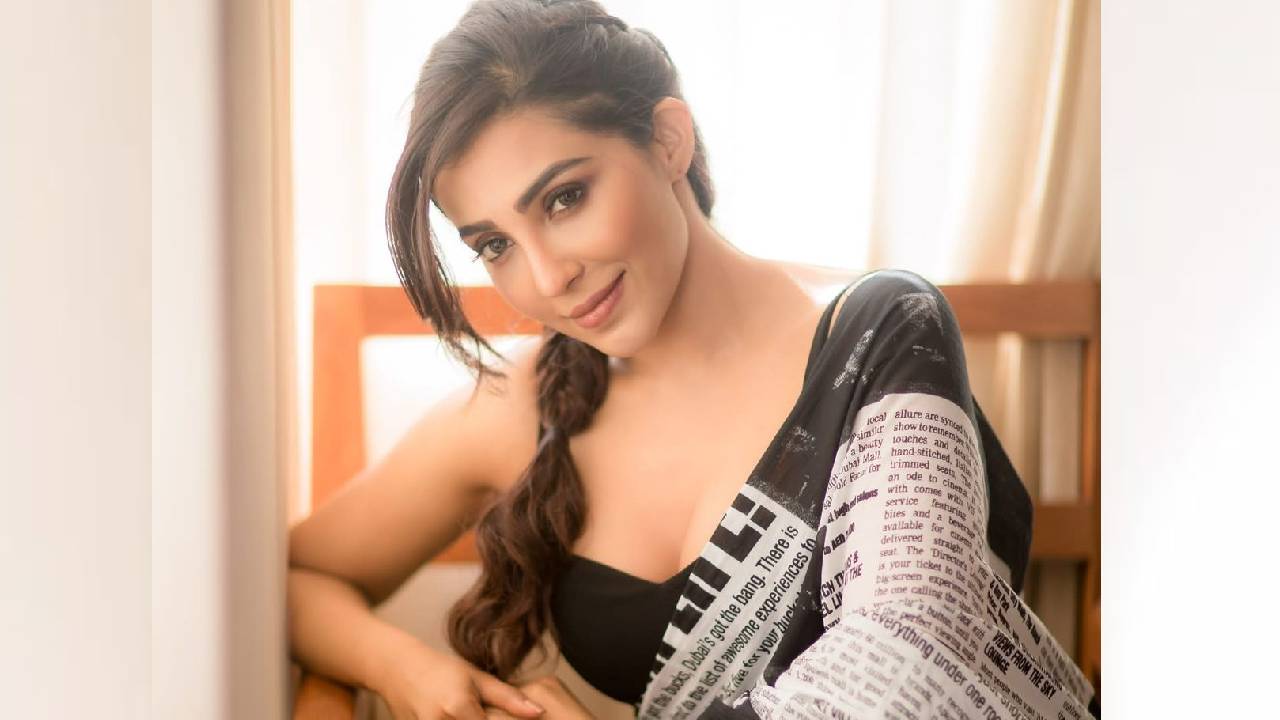 Star Saree Fashion 2026: ಪಾರ್ವತಿ ನಾಯರ್‌ ಸ್ಟೈಲ್‌ ಸ್ಟೇಟ್‌ಮೆಂಟ್‌ ಬದಲಿಸಿದ ನ್ಯೂಸ್‌ ಪೇಪರ್‌ ಪ್ರಿಂಟ್‌ ಸೀರೆ - Image 3