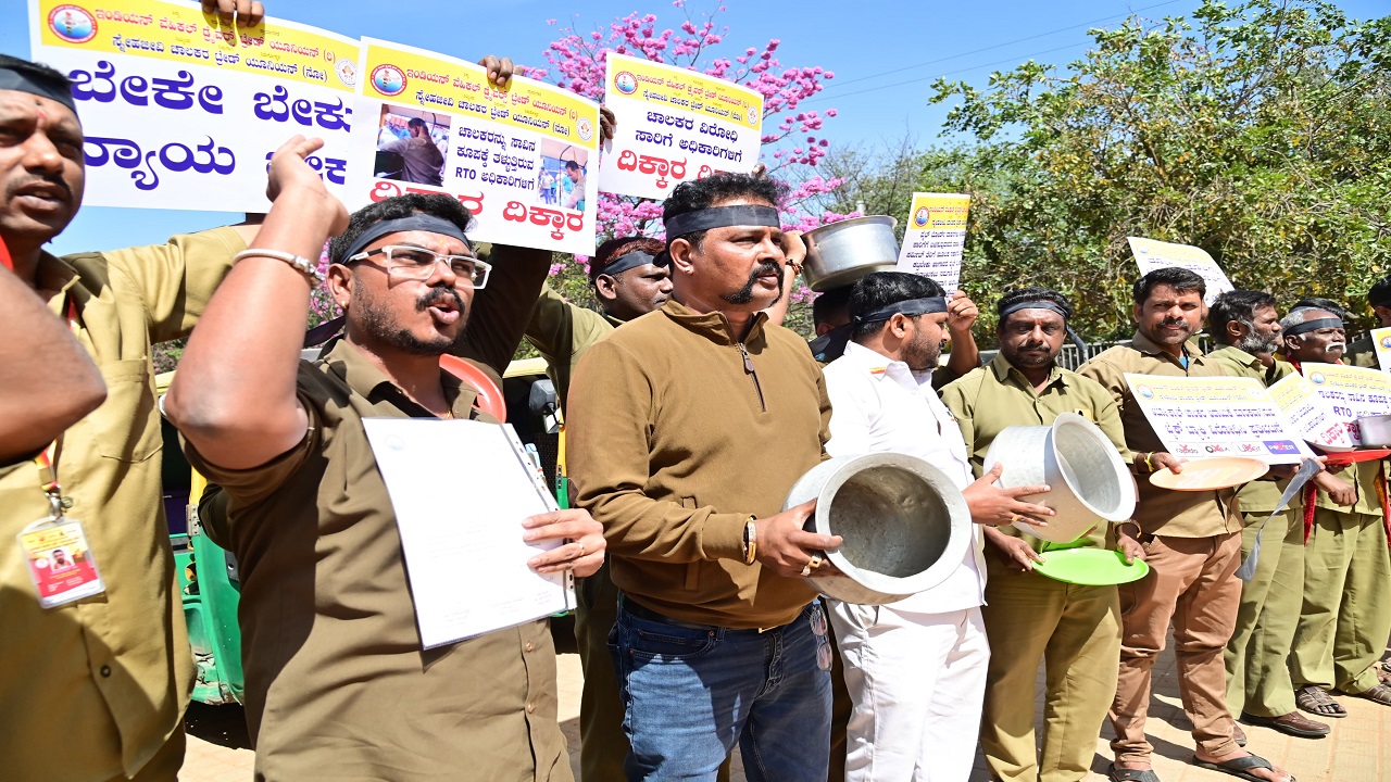 ಖಾಲಿ ತಪ್ಪಲೆ, ತಟ್ಟೆಗಳನ್ನು ಹಿಡಿದು ವಿನೂತನ ಪ್ರತಿಭಟನೆ