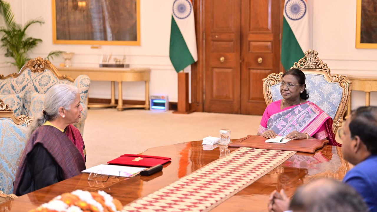 ವಿತ್ತ ಸಚಿವೆಗೆ ಸಿಹಿ ಮೊಸರು ತಿನಿಸಿದ ರಾಷ್ಟ್ರಪತಿ ದ್ರೌಪದಿ ಮುರ್ಮು