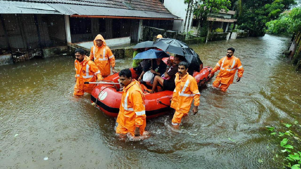 Landslides: ಭೂಕುಸಿತ, ಪ್ರವಾಹಕ್ಕೆ ತತ್ತರಿಸಿದ ಈಶಾನ್ಯ; ಉಟ್ಟ ಬಟ್ಟೆಯಲ್ಲೇ ಮನೆ ಬಿಟ್ಟ ಜನ, ನೋಡಿದವರ ಮನ ಕಲಕುತ್ತೆ ಈ ಫೋಟೋ - Image 5