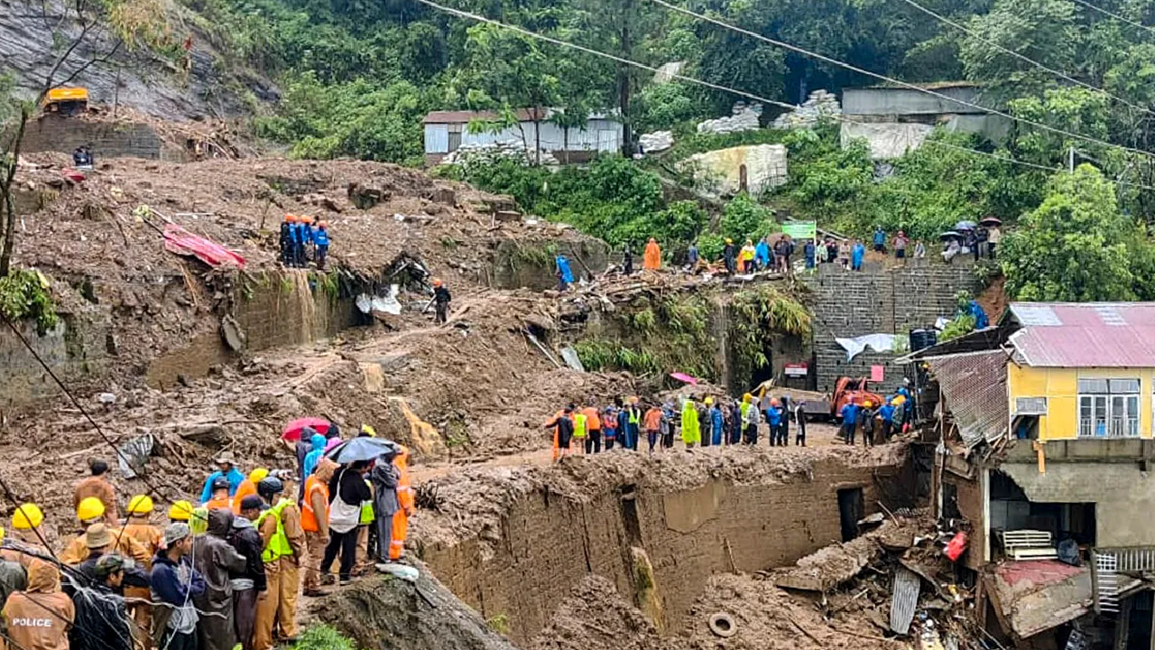 Landslides: ಭೂಕುಸಿತ, ಪ್ರವಾಹಕ್ಕೆ ತತ್ತರಿಸಿದ ಈಶಾನ್ಯ; ಉಟ್ಟ ಬಟ್ಟೆಯಲ್ಲೇ ಮನೆ ಬಿಟ್ಟ ಜನ, ನೋಡಿದವರ ಮನ ಕಲಕುತ್ತೆ ಈ ಫೋಟೋ - Image 2