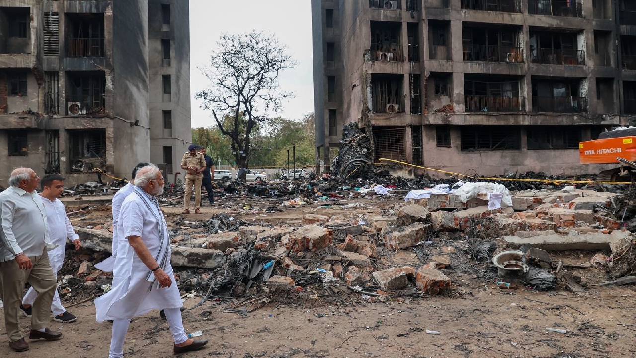 Narendra Modi: ʼʼಹೃದಯ ವಿದ್ರಾವಕʼʼ; ಅಹಮದಾಬಾದ್ ದುರಂತ ಸ್ಥಳಕ್ಕೆ ಪ್ರಧಾನಿ ಮೋದಿ ಭೇಟಿ: ಬದುಕುಳಿದ ಏಕೈಕ ಪ್ರಯಾಣಿಕನಿಗೆ ಸಾಂತ್ವನ - Image 2