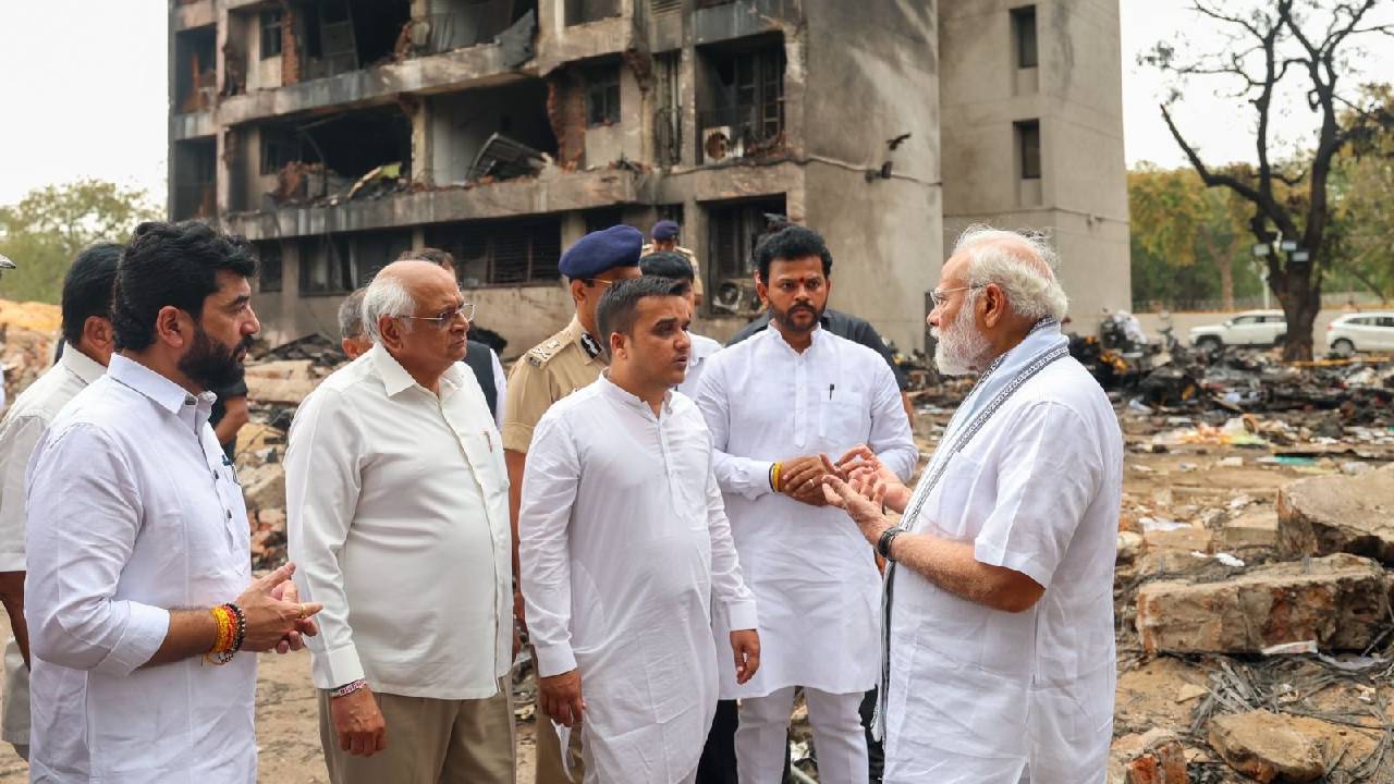 Narendra Modi: ʼʼಹೃದಯ ವಿದ್ರಾವಕʼʼ; ಅಹಮದಾಬಾದ್ ದುರಂತ ಸ್ಥಳಕ್ಕೆ ಪ್ರಧಾನಿ ಮೋದಿ ಭೇಟಿ: ಬದುಕುಳಿದ ಏಕೈಕ ಪ್ರಯಾಣಿಕನಿಗೆ ಸಾಂತ್ವನ - Image 3