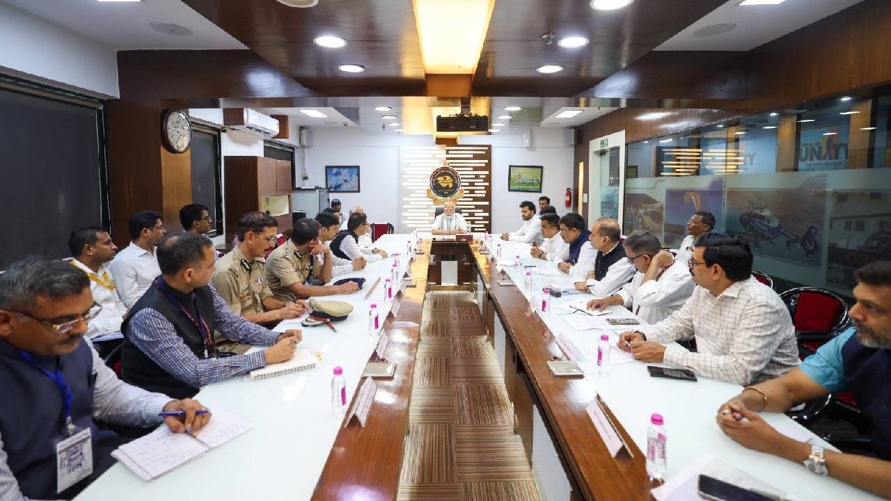 Narendra Modi: ʼʼಹೃದಯ ವಿದ್ರಾವಕʼʼ; ಅಹಮದಾಬಾದ್ ದುರಂತ ಸ್ಥಳಕ್ಕೆ ಪ್ರಧಾನಿ ಮೋದಿ ಭೇಟಿ: ಬದುಕುಳಿದ ಏಕೈಕ ಪ್ರಯಾಣಿಕನಿಗೆ ಸಾಂತ್ವನ - Image 4