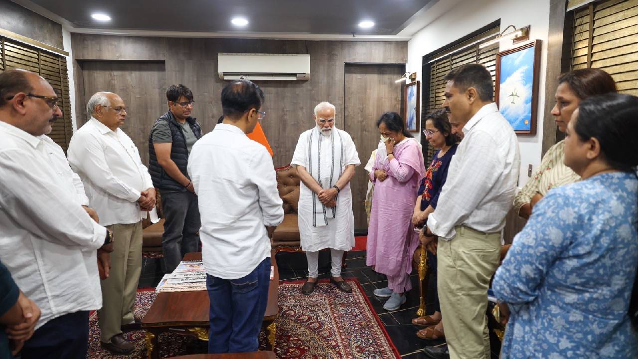 Narendra Modi: ʼʼಹೃದಯ ವಿದ್ರಾವಕʼʼ; ಅಹಮದಾಬಾದ್ ದುರಂತ ಸ್ಥಳಕ್ಕೆ ಪ್ರಧಾನಿ ಮೋದಿ ಭೇಟಿ: ಬದುಕುಳಿದ ಏಕೈಕ ಪ್ರಯಾಣಿಕನಿಗೆ ಸಾಂತ್ವನ - Image 5