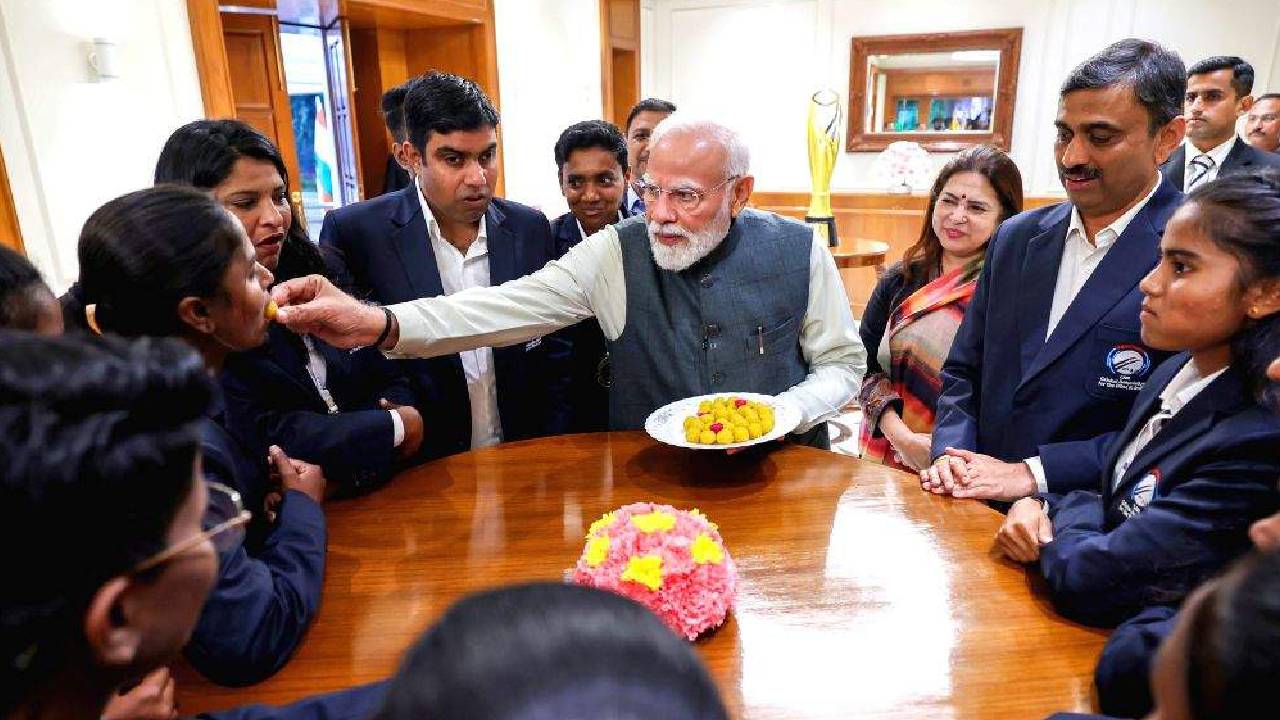ಟಿ20 ವಿಶ್ವಕಪ್ ಗೆದ್ದ ಮಹಿಳಾ ಅಂಧರ ತಂಡಕ್ಕೆ ಸಿಹಿ ತಿನ್ನಿಸಿದ ಮೋದಿ