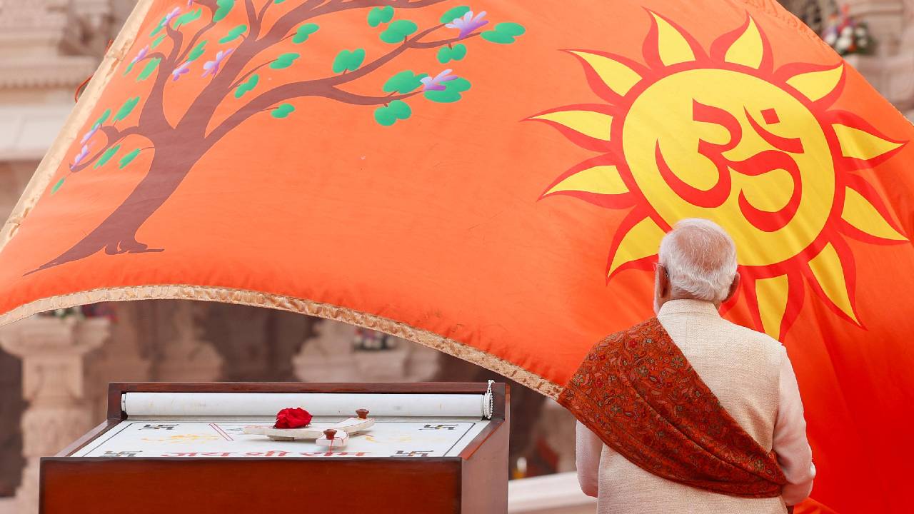 Ayodhya Ram Mandir: ರಾಮಮಂದಿರದಲ್ಲಿ ಧರ್ಮ ಧ್ವಜಾರೋಹಣ- ಐತಿಹಾಸಿಕ ಕ್ಷಣದ ಫೋಟೋಗಳು ಇಲ್ಲಿವೆ! - Image 1