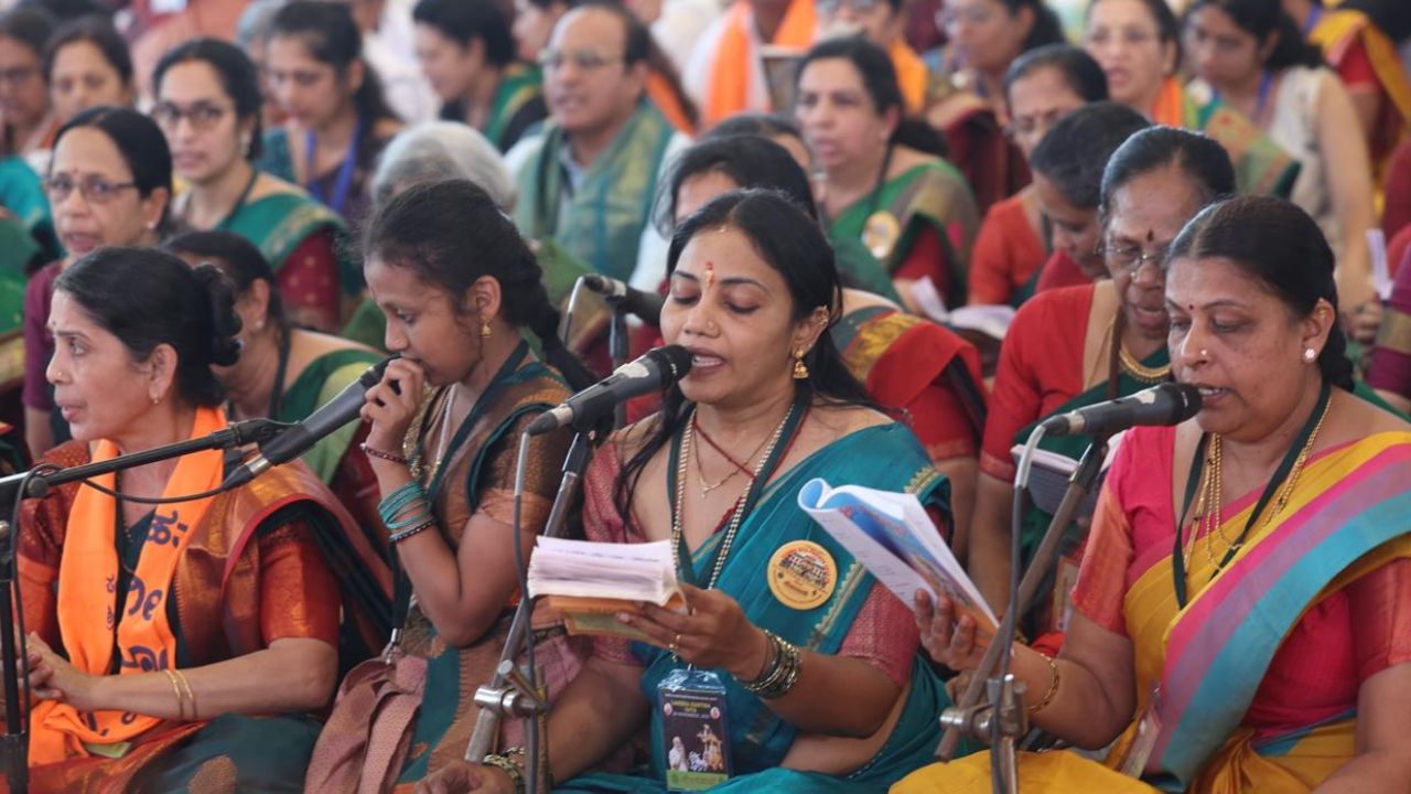 Narendra Modi Udupi Visit: ಉಡುಪಿಯಲ್ಲಿ ʼಲಕ್ಷ ಕಂಠ ಗೀತಾ ಪಾರಾಯಣʼಕ್ಕೆ ಸಾಕ್ಷಿಯಾದ ಪ್ರಧಾನಿ ಮೋದಿ; ಕಾರ್ಯಕ್ರಮದ ಫೋಟೊಗಳು ಇಲ್ಲಿವೆ - Image 13