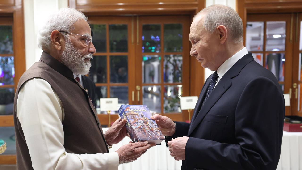 ಪುಟಿನ್‌ಗೆ ಭಗವದ್ಗೀತೆಯನ್ನು ಉಡುಗೊರೆಯಾಗಿ ಕೊಟ್ಟ ಮೋದಿ