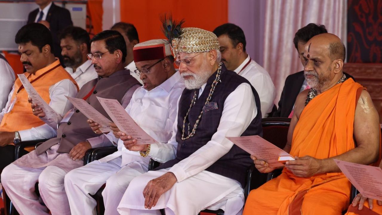 Narendra Modi Udupi Visit: ಉಡುಪಿಯಲ್ಲಿ ʼಲಕ್ಷ ಕಂಠ ಗೀತಾ ಪಾರಾಯಣʼಕ್ಕೆ ಸಾಕ್ಷಿಯಾದ ಪ್ರಧಾನಿ ಮೋದಿ; ಕಾರ್ಯಕ್ರಮದ ಫೋಟೊಗಳು ಇಲ್ಲಿವೆ - Image 7