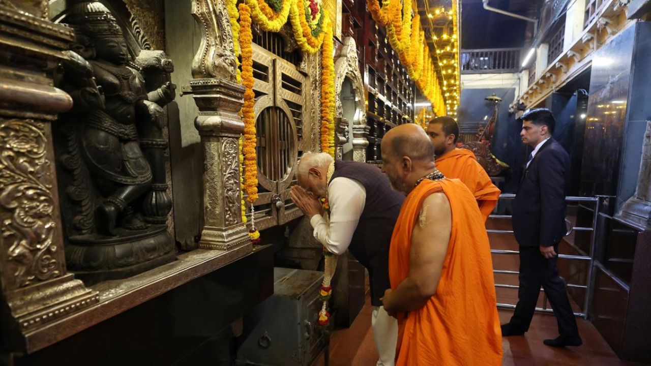 Narendra Modi Udupi Visit: ಉಡುಪಿಯಲ್ಲಿ ʼಲಕ್ಷ ಕಂಠ ಗೀತಾ ಪಾರಾಯಣʼಕ್ಕೆ ಸಾಕ್ಷಿಯಾದ ಪ್ರಧಾನಿ ಮೋದಿ; ಕಾರ್ಯಕ್ರಮದ ಫೋಟೊಗಳು ಇಲ್ಲಿವೆ - Image 6