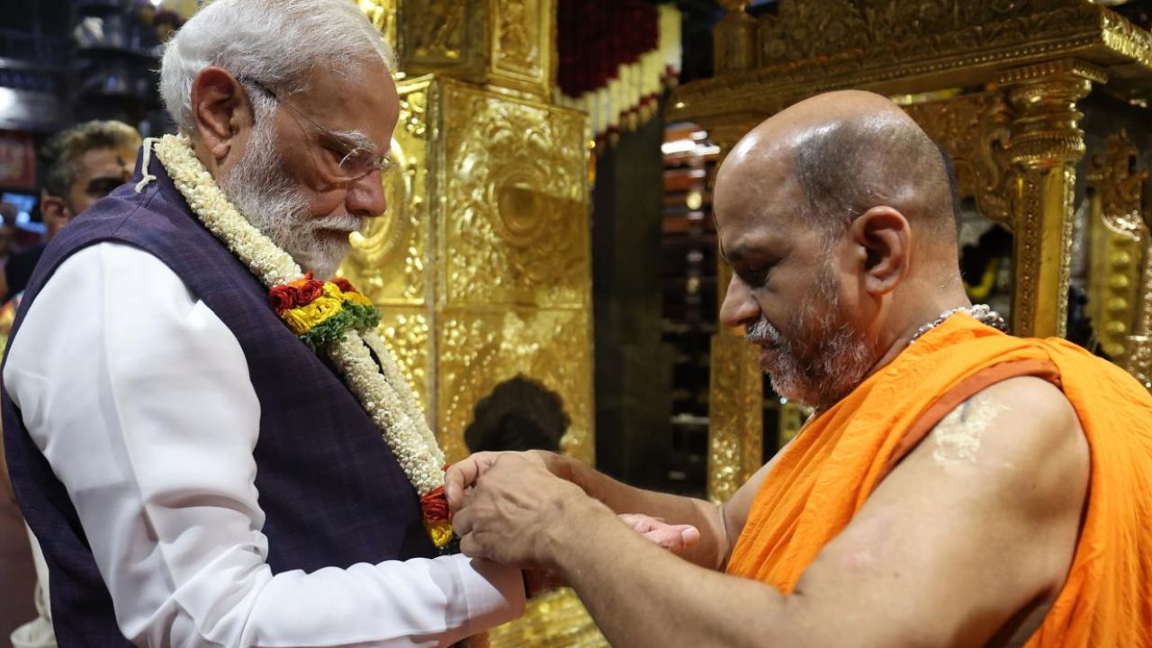 Narendra Modi Udupi Visit: ಉಡುಪಿಯಲ್ಲಿ ʼಲಕ್ಷ ಕಂಠ ಗೀತಾ ಪಾರಾಯಣʼಕ್ಕೆ ಸಾಕ್ಷಿಯಾದ ಪ್ರಧಾನಿ ಮೋದಿ; ಕಾರ್ಯಕ್ರಮದ ಫೋಟೊಗಳು ಇಲ್ಲಿವೆ - Image 4