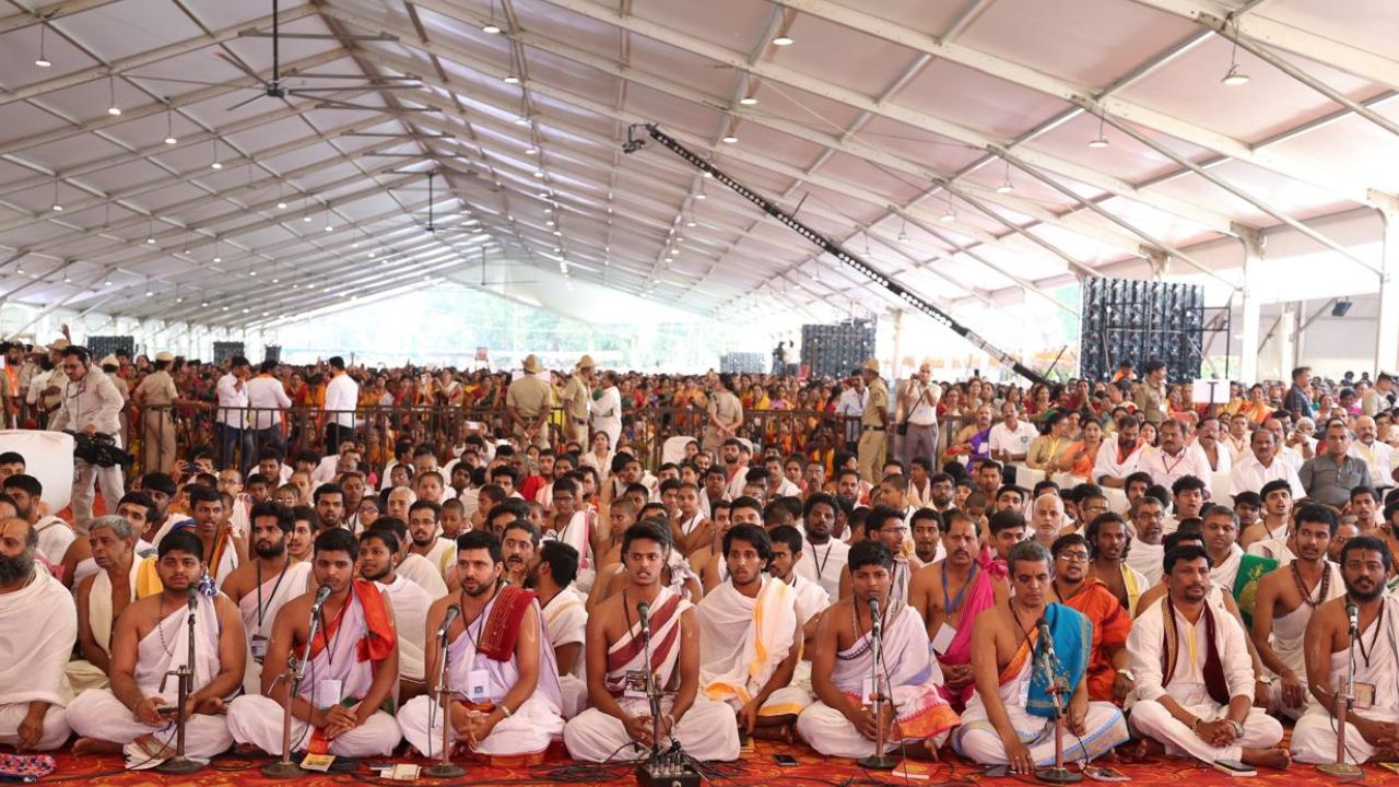 Narendra Modi Udupi Visit: ಉಡುಪಿಯಲ್ಲಿ ʼಲಕ್ಷ ಕಂಠ ಗೀತಾ ಪಾರಾಯಣʼಕ್ಕೆ ಸಾಕ್ಷಿಯಾದ ಪ್ರಧಾನಿ ಮೋದಿ; ಕಾರ್ಯಕ್ರಮದ ಫೋಟೊಗಳು ಇಲ್ಲಿವೆ - Image 12