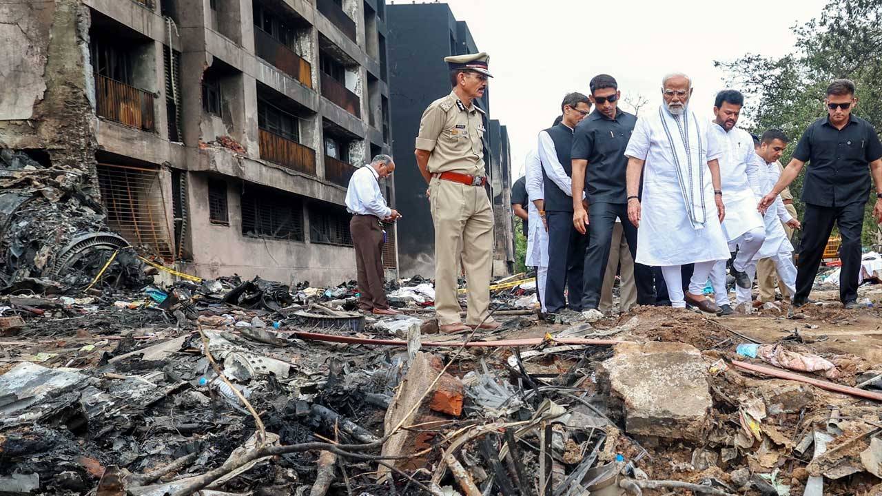 Narendra Modi: ʼʼಹೃದಯ ವಿದ್ರಾವಕʼʼ; ಅಹಮದಾಬಾದ್‌ ದುರಂತ ಸ್ಥಳಕ್ಕೆ ಪ್ರಧಾನಿ ಮೋದಿ ಭೇಟಿ: ಬದುಕುಳಿದ ಏಕೈಕ ಪ್ರಯಾಣಿಕನಿಗೆ ಸಾಂತ್ವನ