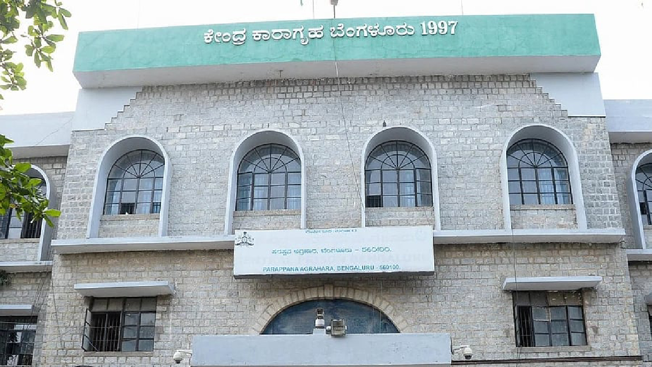 ಪರಪ್ಪನ ಅಗ್ರಹಾರ ಜೈಲಿನಲ್ಲಿ ಸಿಸಿಬಿ ದಾಳಿ: 10 ಮೊಬೈಲ್ ವಶ