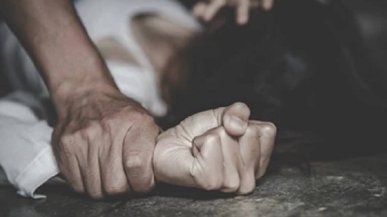 ನಡುರಸ್ತೆಯಲ್ಲೇ ವಿದ್ಯಾರ್ಥಿನಿಗೆ ಲೈಂಗಿಕ ಕಿರುಕುಳ