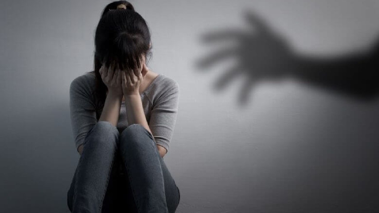 ಮಹಿಳೆ ಮೇಲೆ ಅತ್ಯಾಚಾರ ಮಾಡಿ  ಬೆದರಿಕೆ ಹಾಕಿದ ಬಿಜೆಪಿ ನಾಯಕಿಯ ಪತಿ