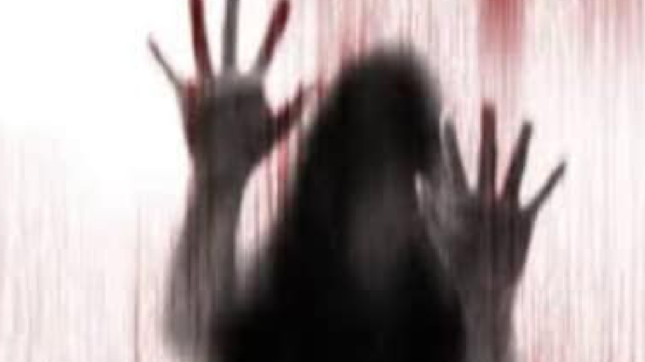 ಮಹಿಳೆ ಮೇಲೆ  ಗ್ಯಾಂಗ್‌ ರೇಪ್‌;  ಚಲಿಸುತ್ತಿದ್ದ ವಾಹನದಿಂದ ಎಸೆದ ದುಷ್ಟರು