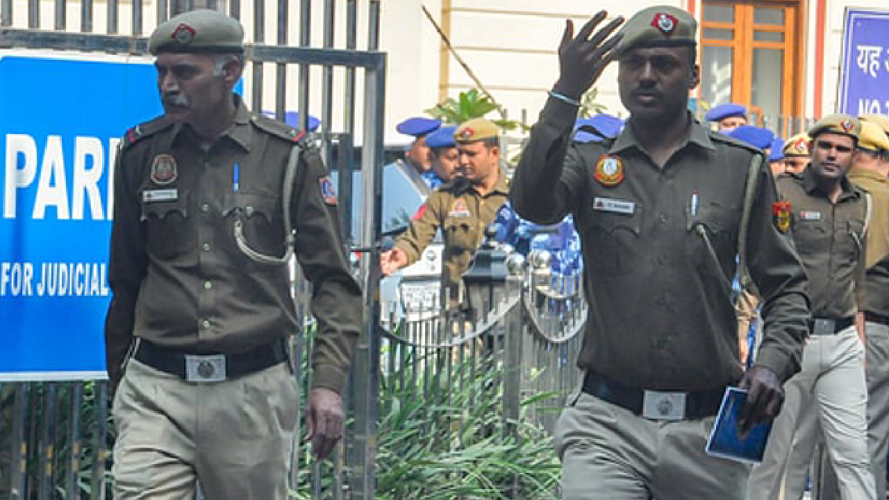 ಮಹಿಳೆಯನ್ನು ವಿವಸ್ತ್ರಗೊಳಿಸಿ ಲೈಂಗಿಕ ಕಿರುಕುಳ!