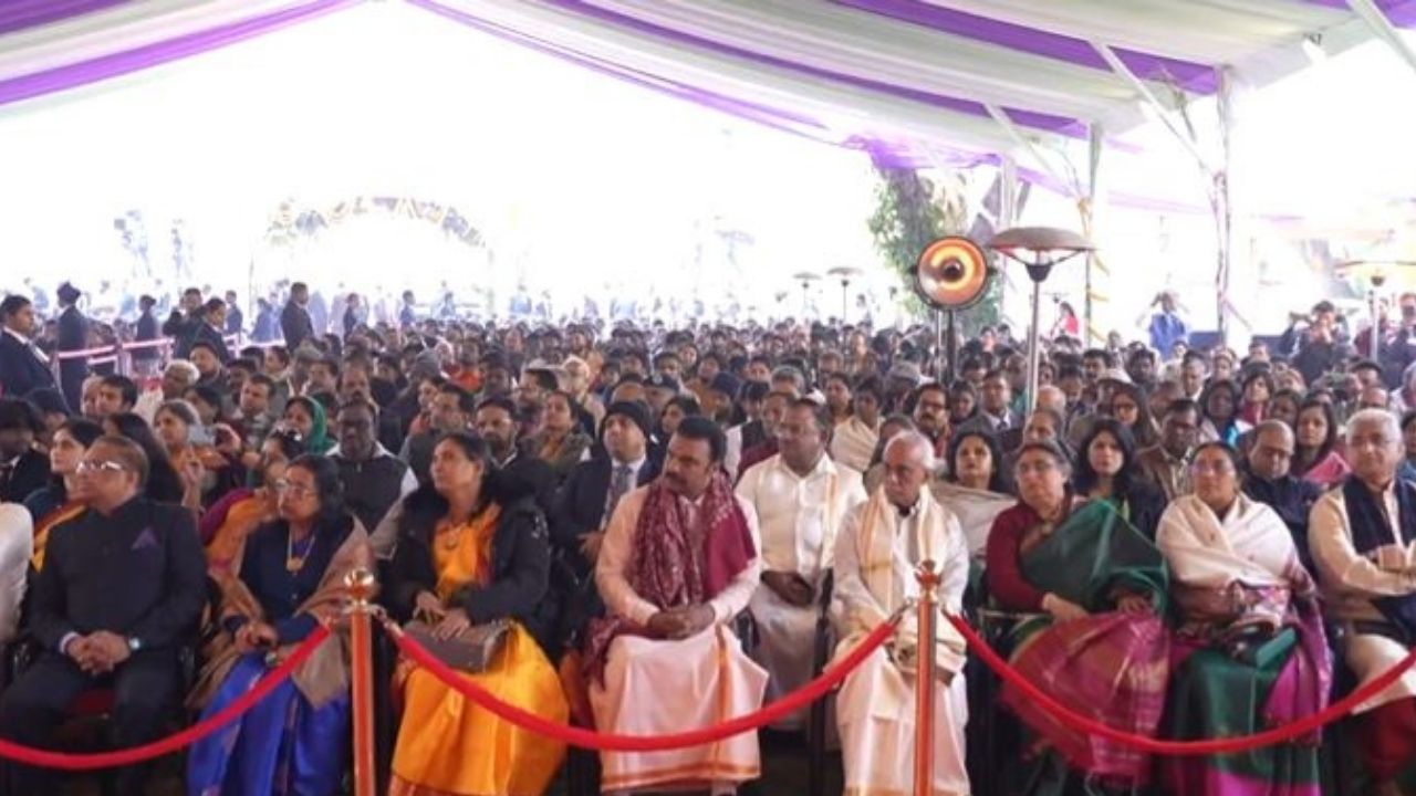 ಕನ್ನಡದಲ್ಲೇ ಮಕರ ಸಂಕ್ರಾಂತಿ ಶುಭಾಶಯ ತಿಳಿಸಿದ ನರೇಂದ್ರ ಮೋದಿ; ಕೇಂದ್ರ ಸಚಿವ ತಿರು ಎಲ್‌. ಮುರುಗನ್‌ ನಿವಾಸದಲ್ಲಿ ಹಬ್ಬ ಆಚರಣೆ - Image 4