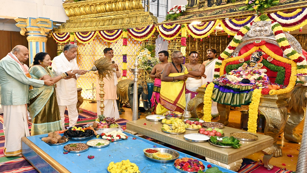 Mass Varamahalakshmi Puja: ಕೈವಾರದಲ್ಲಿ ಶ್ರದ್ಧಾಭಕ್ತಿಯಿಂದ ನಡೆದ ಸಾಮೂಹಿಕ ವರಮಹಾಲಕ್ಷ್ಮೀ ಪೂಜೆ