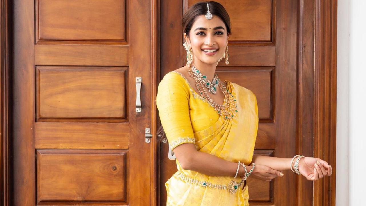 Pooja Hegde: ಕಾಂಜೀವರಂ ಸೀರೆಯುಟ್ಟ ಮಸ್ತಾಗಿ ಪೋಸ್ ಕೊಟ್ಟ ನಟಿ ಪೂಜಾ ಹೆಗ್ಡೆ - Image 4