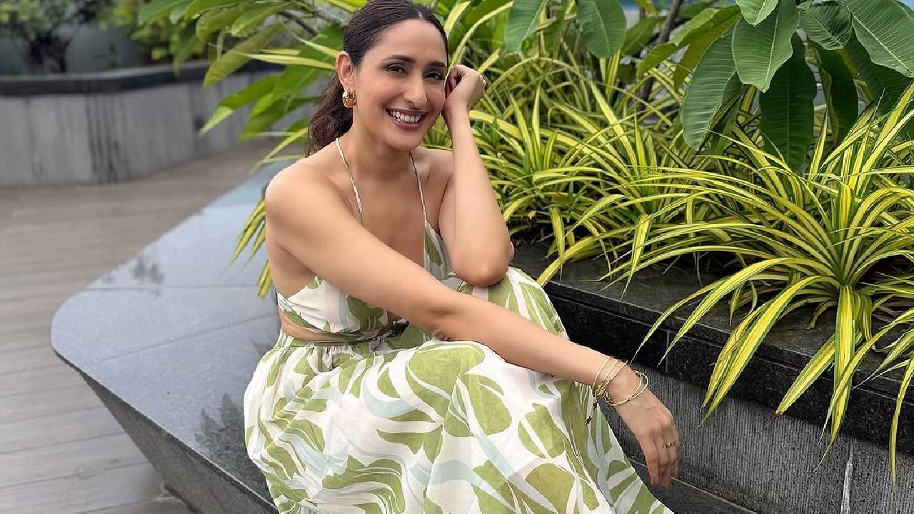 Pragya Jaiswal: ಬ್ಯಾಕ್ಲೆಸ್‌ ಡ್ರೆಸ್‌ನಲ್ಲಿ ಸೆಕ್ಸಿ ಫೋಸ್‌ ಕೊಟ್ಟ ನಟಿ; ಫೋಟೋ ನೋಡಿ - Image 1