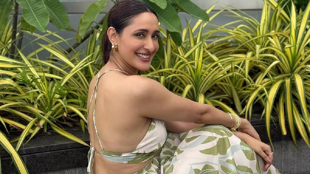 Pragya Jaiswal: ಬ್ಯಾಕ್ಲೆಸ್‌ ಡ್ರೆಸ್‌ನಲ್ಲಿ ಸೆಕ್ಸಿ ಫೋಸ್‌ ಕೊಟ್ಟ ನಟಿ; ಫೋಟೋ ನೋಡಿ - Image 2