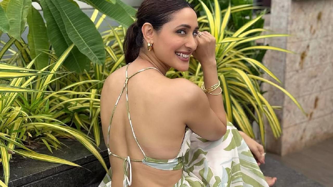 Pragya Jaiswal: ಬ್ಯಾಕ್ಲೆಸ್‌ ಡ್ರೆಸ್‌ನಲ್ಲಿ ಸೆಕ್ಸಿ ಫೋಸ್‌ ಕೊಟ್ಟ ನಟಿ; ಫೋಟೋ ನೋಡಿ - Image 4
