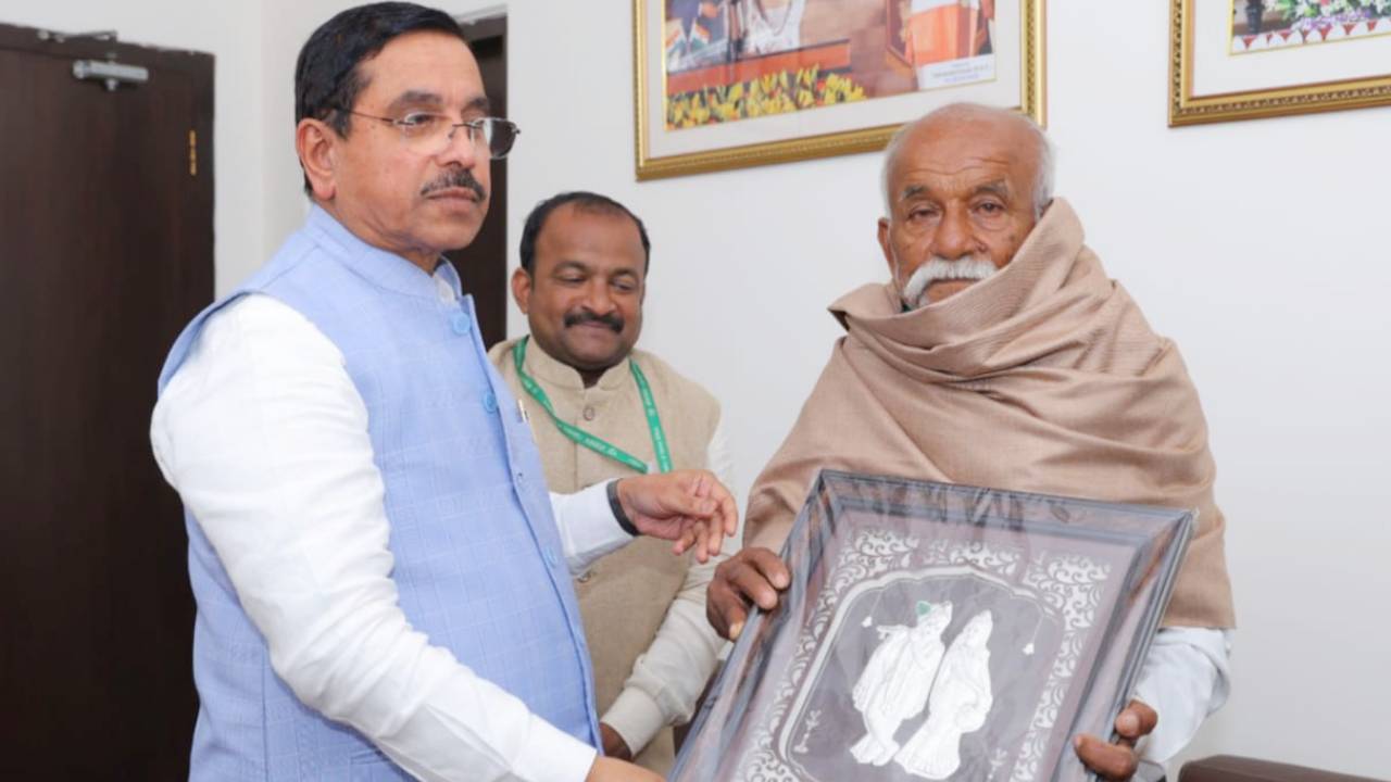ದೆಹಲಿಗೆ ಬಂದ ತವರಿನ ರೈತನಿಗೆ ಸ್ಮರಣಿಕೆ ನೀಡಿ ಅಭಿನಂದಿಸಿದ ಸಚಿವ ಪ್ರಲ್ಹಾದ್ ಜೋಶಿ