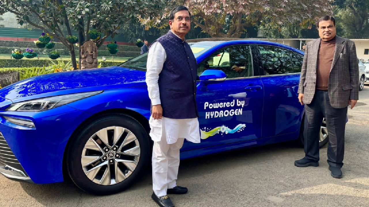 ಹಸಿರು ಹೈಡ್ರೋಜನ್ ಚಾಲಿತ ಮಿರೈ ಕಾರಿನಲ್ಲಿ ಜೋಶಿ-ಗಡ್ಕರಿ ಜಂಟಿ ಪ್ರಯಾಣ