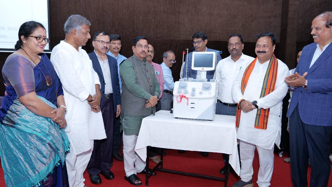 Pralhad Joshi: ಹುಬ್ಬಳ್ಳಿಯ ಕಿಮ್ಸ್‌ಗೆ 30 ಲಕ್ಷ ರೂ. ವೆಚ್ಚದ ಅತ್ಯಾಧುನಿಕ ಯಂತ್ರ ವಿತರಿಸಿದ ಪ್ರಲ್ಹಾದ್‌ ಜೋಶಿ