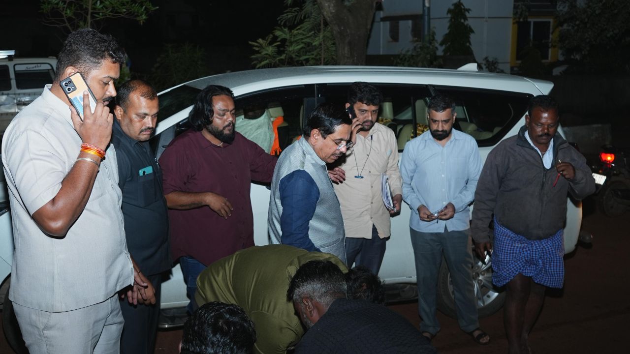 Pralhad Joshi: ಬೈಕ್‌ನಿಂದ ಬಿದ್ದು ಗಾಯಗೊಂಡ ಸವಾರನನ್ನು ಆಸ್ಪತ್ರೆಗೆ ಸೇರಿಸಿ ಮಾನವೀಯತೆ ಮೆರೆದ ಸಚಿವ ಜೋಶಿ
