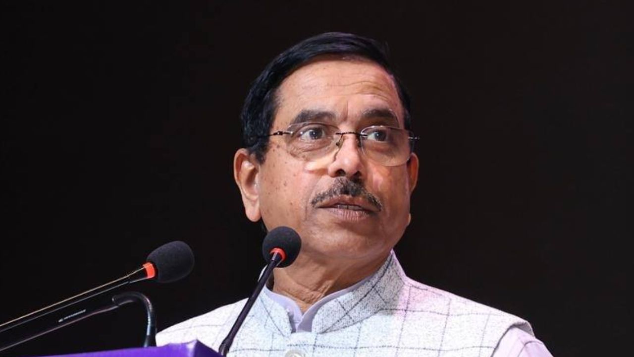 ಕಾಂಗ್ರೆಸ್ ತೀರಾ ಕೆಳಮಟ್ಟಕ್ಕೆ ಇಳಿಯುತ್ತಿದೆ: ಪ್ರಲ್ಹಾದ್‌ ಜೋಶಿ ಕಿಡಿ