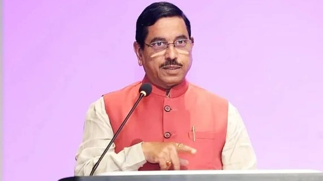 ಮೆಕ್ಕೆಜೋಳ ಖರೀದಿ-ಆಮದು ಬಗ್ಗೆ ಸಿಎಂ ಸುಳ್ಳು ಹೇಳುತ್ತಿದ್ದಾರೆ: ಜೋಶಿ