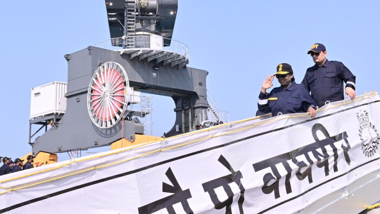 ಕಾರವಾರದಲ್ಲಿ ಸಬ್‌ಮರೀನ್‌ನಲ್ಲಿ ಪ್ರಯಾಣಿಸಿ ಇತಿಹಾಸ ಬರೆದ ದ್ರೌಪದಿ ಮುರ್ಮು; ಜಲಾಂತರ್ಗಾಮಿ ಯಾನ ಮಾಡಿದ ಮೊದಲ ಮಹಿಳಾ ರಾಷ್ಟ್ರಪತಿ - Image 2