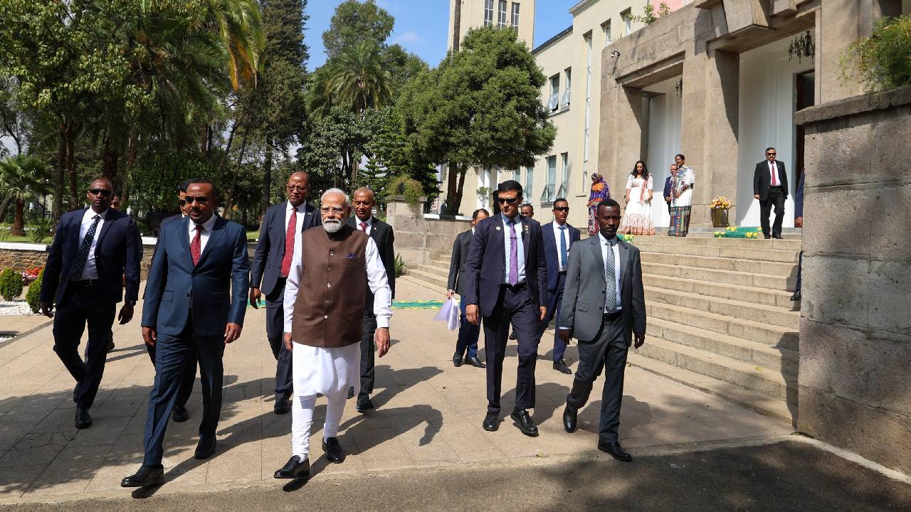 ಸ್ವತಃ ಕಾರು ಡ್ರೈವ್‌ ಮಾಡಿಕೊಂಡು ಮೋದಿಯನ್ನು ವಿಮಾನ ನಿಲ್ದಾಣಕ್ಕೆ ಕರೆದೊಯ್ದ ಇಥಿಯೋಪಿಯಾ ಪ್ರಧಾನಿ ಅಬಿ ಅಹ್ಮದ್ ಅಲಿ - Image 4