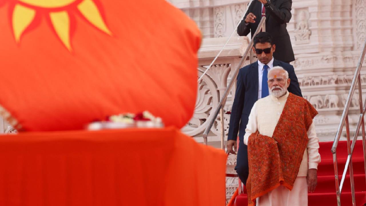 Ayodhya Ram Mandir: ರಾಮಮಂದಿರದಲ್ಲಿ ಧರ್ಮ ಧ್ವಜಾರೋಹಣ- ಐತಿಹಾಸಿಕ ಕ್ಷಣದ ಫೋಟೋಗಳು ಇಲ್ಲಿವೆ! - Image 2