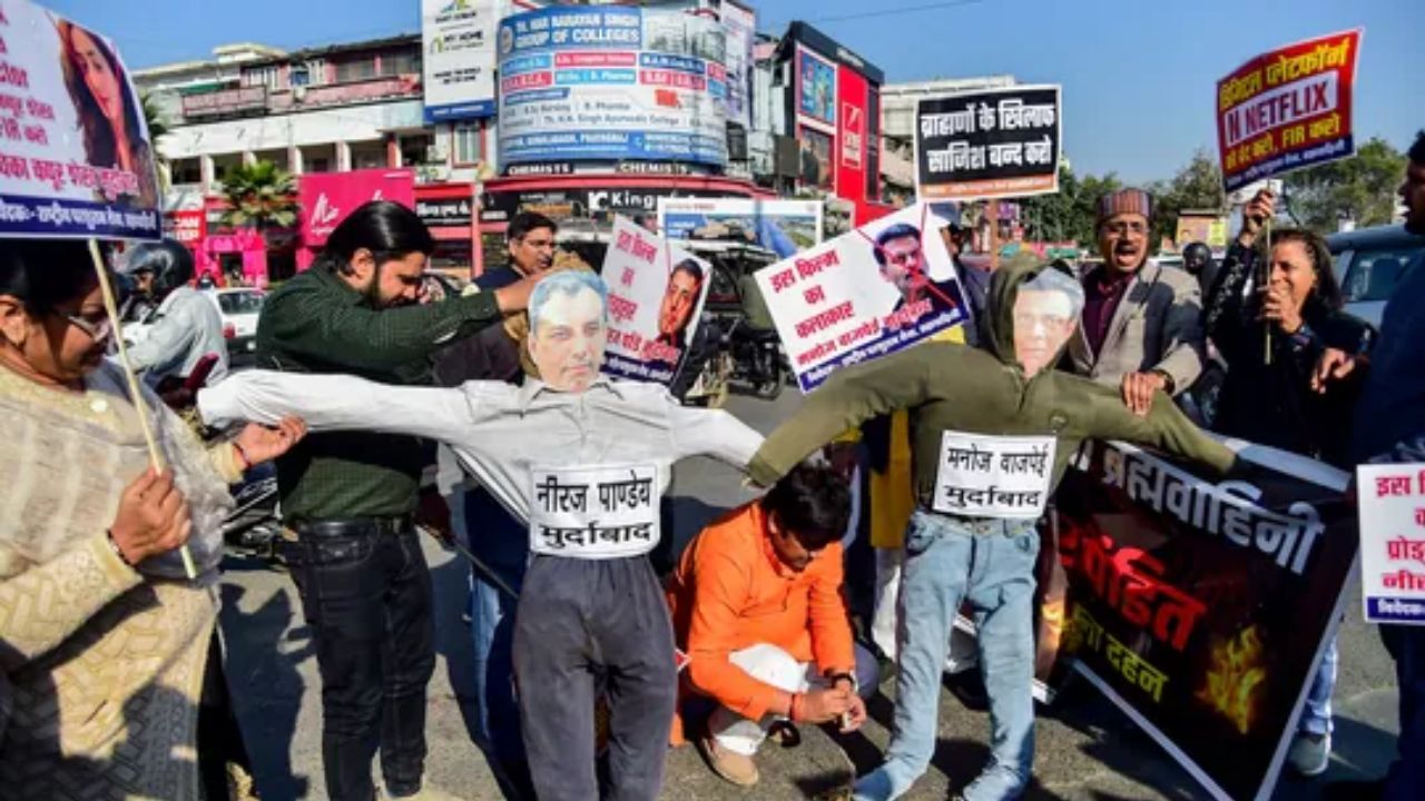 ‘ಘೂಸ್‌ಖೋರ್ ಪಂಡತ್’ವಿವಾದ: ಭುಗಿಲೆದ್ದ ಪ್ರತಿಭಟನೆ