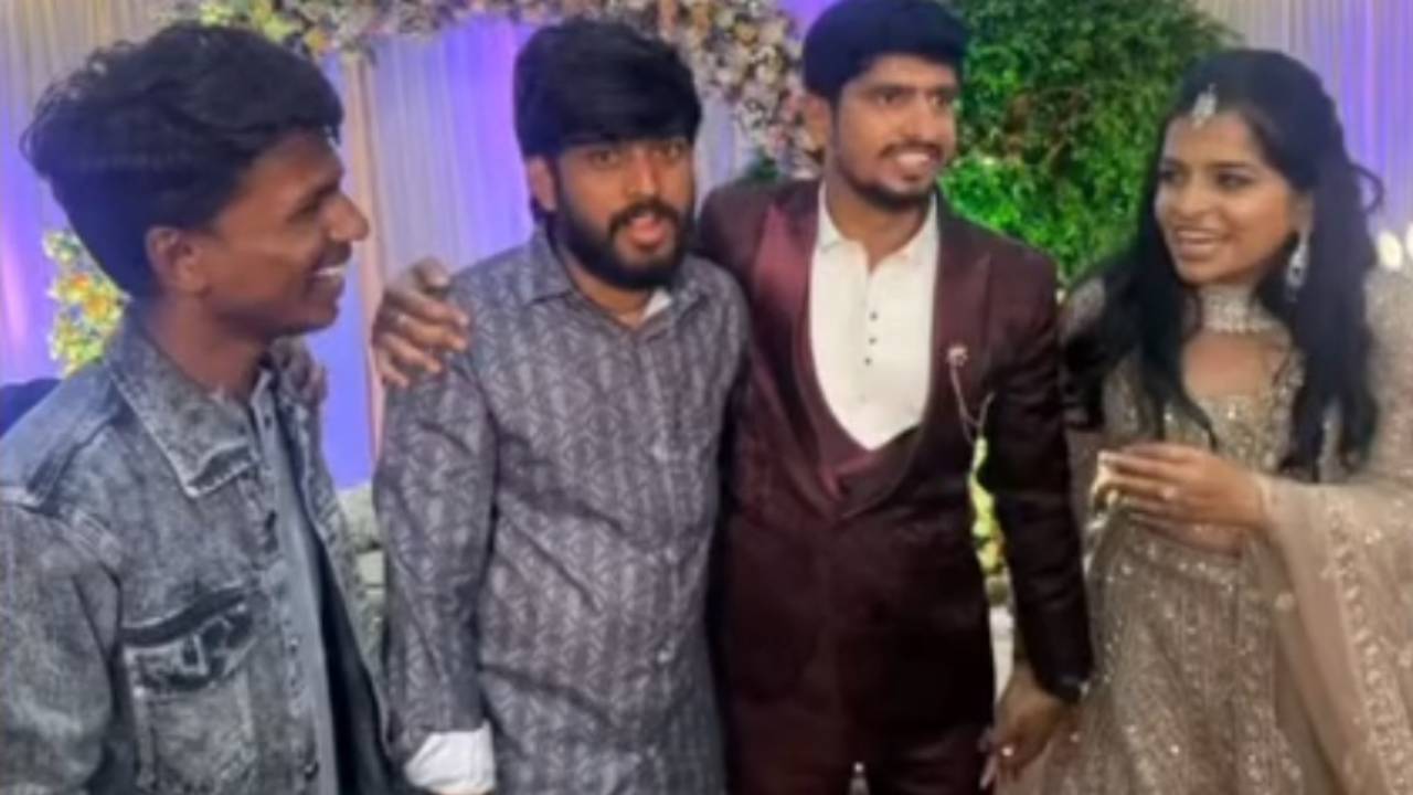 Pruthvi Bhat: ಗಾಯಕಿ ಪೃಥ್ವಿ ಭಟ್ ಅದ್ಧೂರಿ ರಿಸೆಪ್ಷನ್, ಘಟಾನುಘಟಿಗಳು ಭಾಗಿ: PHOTOS - Image 4