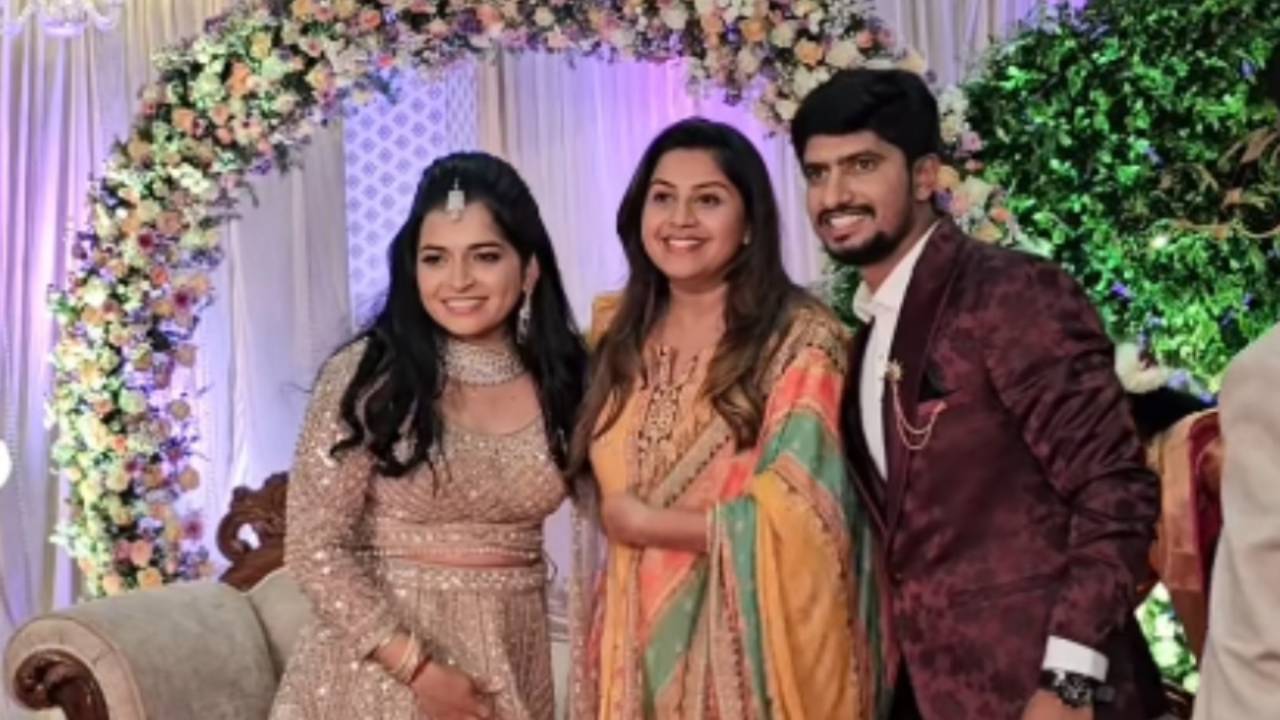 Pruthvi Bhat: ಗಾಯಕಿ ಪೃಥ್ವಿ ಭಟ್ ಅದ್ಧೂರಿ ರಿಸೆಪ್ಷನ್, ಘಟಾನುಘಟಿಗಳು ಭಾಗಿ: PHOTOS - Image 6